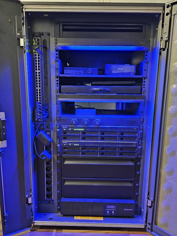 Serverschrank-2025-2.jpg